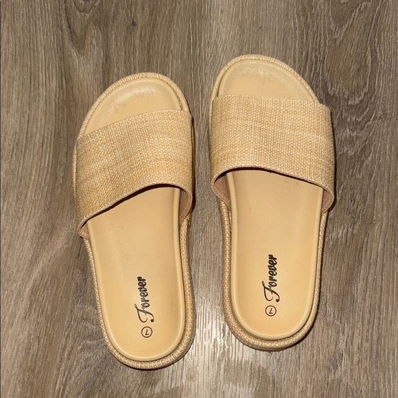 Boutique Beige Slide Sandals- size 7 - Picture 2 of 4